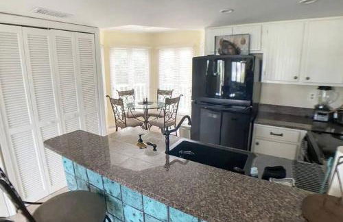 Port O' Call C302 - IOP Island Retreat! Treetop Oceanview! - Foto 28