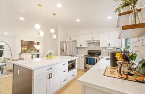 Spacious Modern Retreat w Game Room and Yard - Foto 30