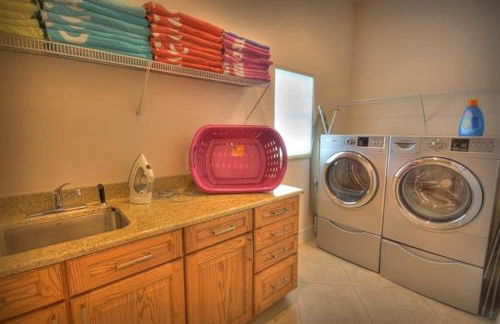 Luxurious Getaway Pool Hot Tub Theater Gym Outdoor Kitchen BBQ 2 Miles to Disney - Foto 45