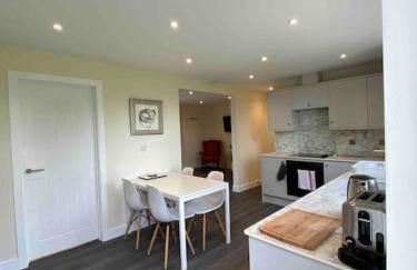 Larks Leaze Lodge, Steeple Ashton, Wiltshire - Photo 43