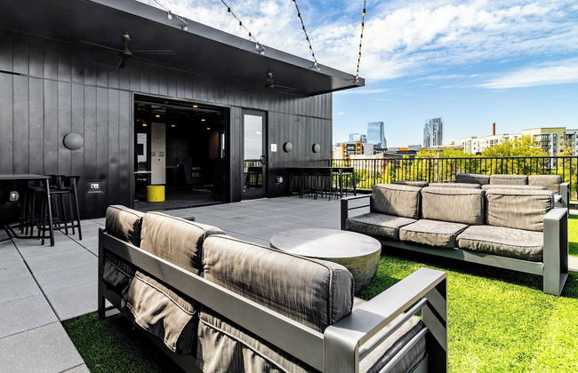 Lindsley by Avantstay Balcony + Modern Design A+ Downtown Location - Photo 1