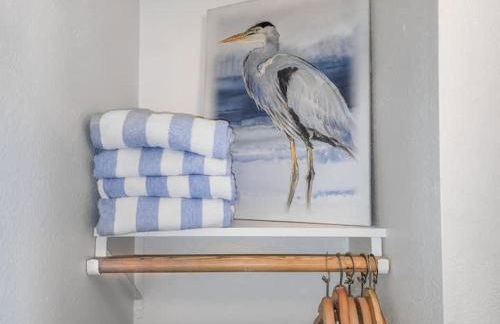 Oceanfront Suite - Top Floor - Sleeps 4 - Pool and Sauna - Foto 33