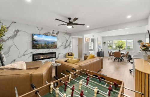 Private 3BR Home - Hot Tub, Yard, Arcade & Parking - Foto 1