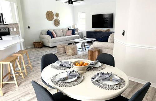 Beautiful Spacious Home! Close to Beaches - HEATED Private Pool - Foto 24