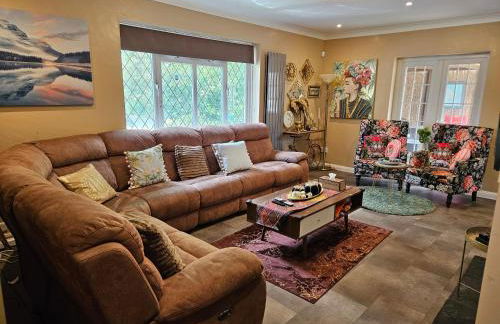 Stunning 4 bed house with huge garden and parking - Foto 4