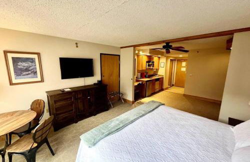 MT CB Mountain Side with King Bed, Hot Tub, Pool & Kitchen! - Foto 17