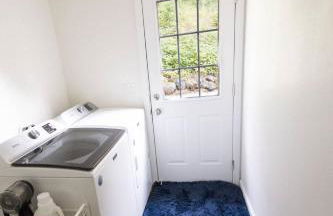 Saltwater Hot Tub, Forest Retreat, Minutes to Town - Foto 17