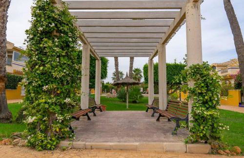 Beautiful 3 Bed Townhouse with landscaped communal pool area - Foto 6