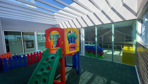 Zona de juegos infantil cubierta