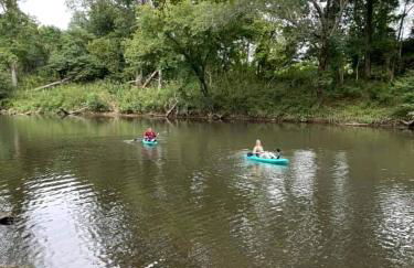 Stunning Riverfront Log Cabin Nestled Amidst Trees in Nashoba, Oklahoma - Foto 27