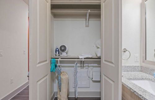 Studio with Patio, Pool, Gym, Parking & Queen Bed - Foto 25