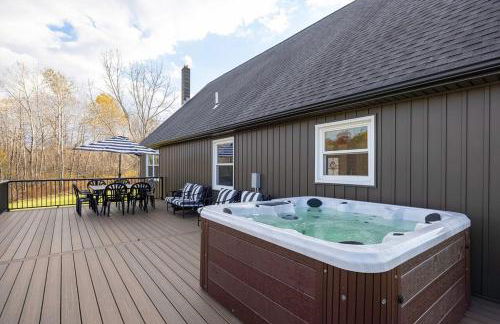 Luxury 4BR in Hudson Valley on a 8 Acre Estate - Hot Tub, Large Firepit, Oversized 38 Ft Deck! - Foto 37