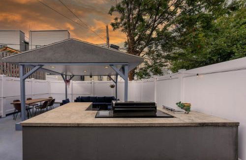 5BR 3BTH House, Steps to Bars, Dining, NYC Access with GameRm, Backyard with BBQ and Parking - Foto 15