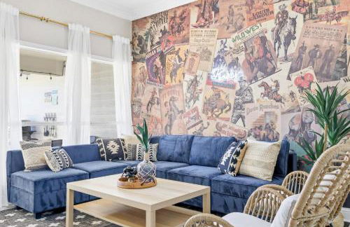 4-BD 2-BA with Backyard Pool Retreat + Game Room - Foto 7