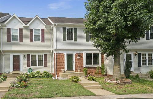 4BR Townhome, Close to Shops & Restaurants, 40 Mins to DC - Foto 32