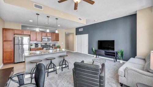 LAKE VIEWS! 15th Floor Downtown High-Rise | Gym - Foto 5