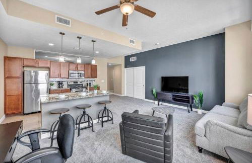 Luxury High-Rise • 18th Floor Condo • Parking 14 - Foto $