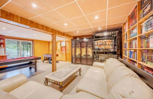 Stunning! Pocono Escape! HotTub Sauna Pool Ski Pet-Friendly Firepit Game Room Fireplace BBQ Lakes Tennis Fishing - Foto 15