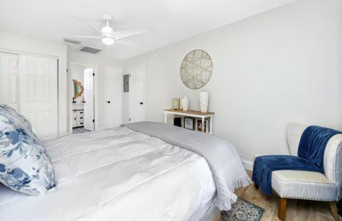 1 Block to Downtown - 7 min to beach - King bed & Free parking - Foto 7