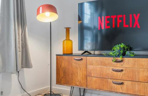 Stylish 4Bed Executive Stay WiFi and Parking - Photo 34