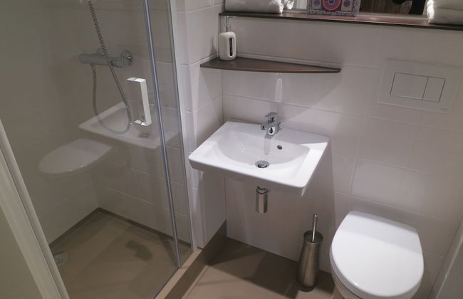 Lovely Tent with Kitchen & Bathroom Located near Pond - Photo 6