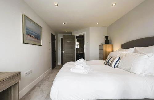 25 Breakwaters - Beach Hut is Included with this Pet Friendly Lux Apartment with Balcony, Stunning Sea Views over to Culver Cliffs & Free Parking - Photo 24