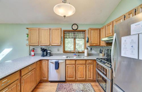 Secluded Family Cabin with Fire Pit in Lake Ariel! - Foto 10