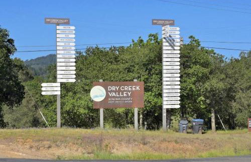 Completely Remodeled Farmhouse With Stunning Views Of Dry Creek Valley - Foto 30