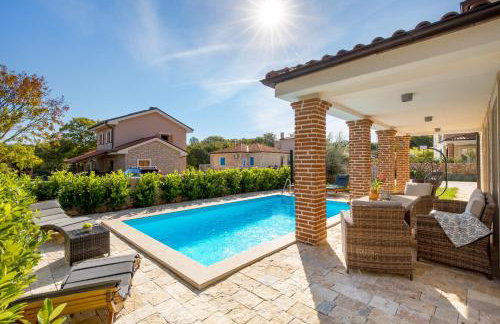 Romantic villa with pool, surrounded by nature - ID 2507 - by TRAVELER tourist agency Krk - Foto 7