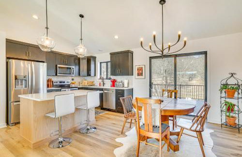 Deck with Forest Views Modern Home in Rochester! - Foto 2