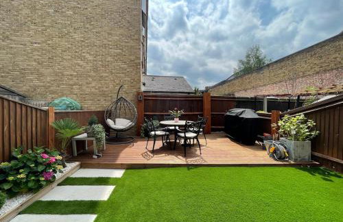 Spacious and Elegant Home with a Beautiful Garden - Foto 18