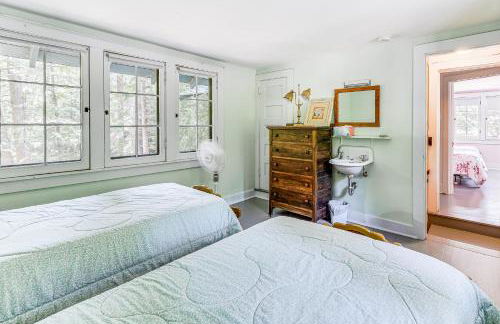 Torch Lake Getaway with Private Beach and Boat Dock! - Foto 14