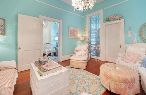 4BR 3 BA HUGE, Balcony, Cemetery, Streetcar sleeps 8! - Photo 60