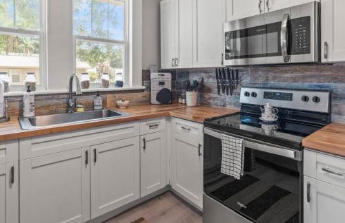 BeeKeeper's Inn - Beautifully Renovated 1929 Bungalow with 2 Bedrooms on Brick Street near Tampa's Attractions - Foto 18