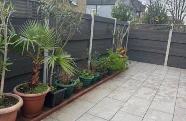Modern House Apartment Stratford E15 London - Sleeps 2 - 9, Fast Links to Central London, Near O2, Greenwich & Olympic Park, Child-Friendly Garden, Free Parking, Free WiFi - Foto 7