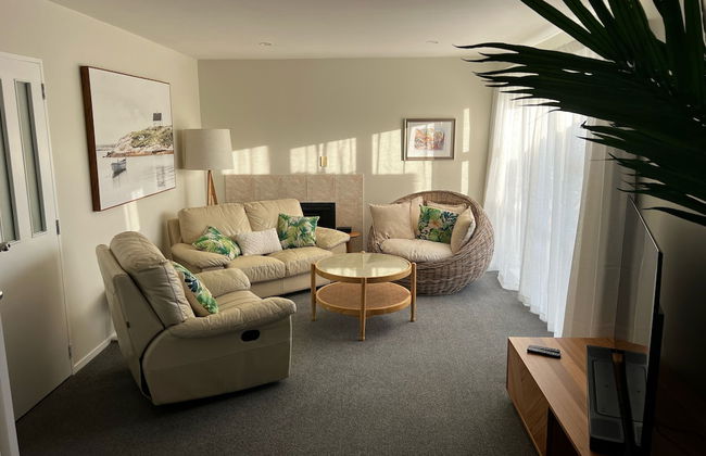 Waiake Beach Apartments - Photo 8