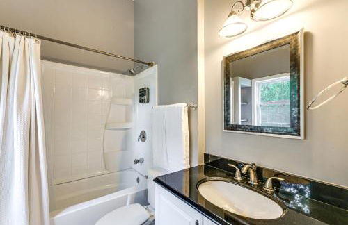 Large Yard with Pond Family Retreat in New Albany! - Foto 16