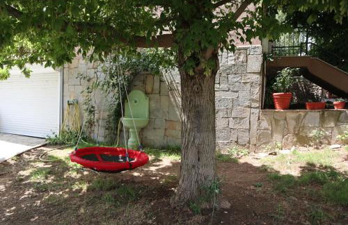 Angela House - Photo 8