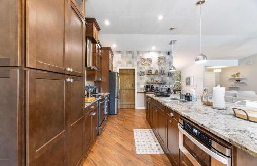 3BR Wesley Chapel Retreat with Private Pool - Pet-Friendly - Spacious Parking - Photo 14