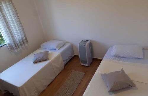 Privacidade para sua família e grupos em um só lugar-2 quartos- melhor custo-benefício, garagem, sala com cozinha integrada, aconchegante, ambiente moderno e funcional, wi-fi veloz gratuito, próximo ao Parque das Águas-Calçadão e tudo que a cidade oferece - Foto 10