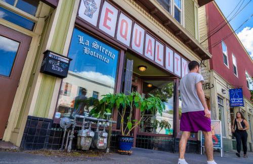 Stay Portland - The Tiny Oasis Steps to Local Coffee & Restaurants - Photo 27