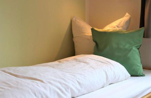 Wohnung #5 mit Balkon - zentrale dennoch ruhige Lage mit Terrasse - Stadtbus vor der Tür! - Foto 14