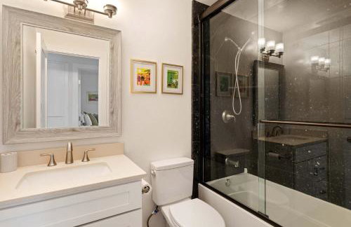 Experience Modern Luxury at Desert Hideaway - Foto 39