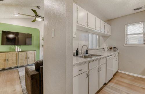 Stylish City Getaway 2B - Sleeps 6 - Pool, Prkg - Foto 14