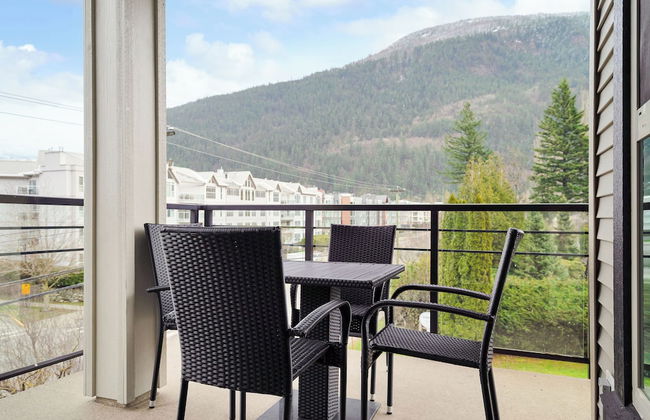 Rooftop Paradise Luxe 2BR Lake Views - Photo 28