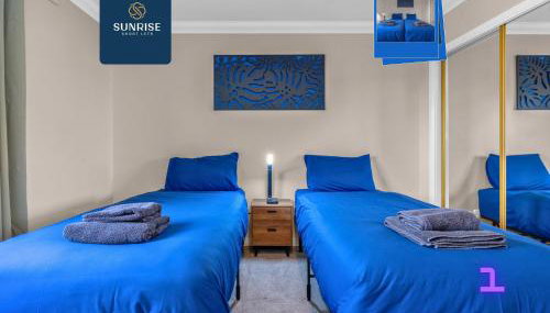MUIRTON 2 - has 4 Twin rooms with 4 Car Parking, 2 Baths, 5 Smart TV, Fully Equipped, Garden, Free WiFi, GROUP FAVOURITE by SUNRISE LONG LETS and SERVICED ACCOMMODATION DUNDEE - Foto 4