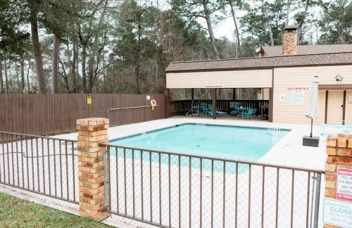 Rest Easy Retreat - 2BR Near SHSU - Pool - WiFi - Free Parking - Foto 20