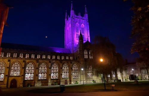 Central Medieval Grid Unique home with Gated parking - Foto 1