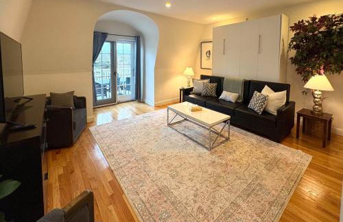 3-Bed 2-Bath Brookline Village Townhome w Deck - Photo 13