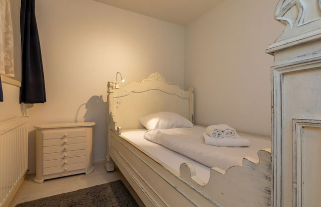 Beautiful Bungalow With Garden - Photo 5